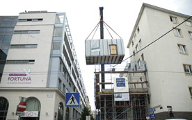In fünf Metern Höhe dockt der stählerne OP-Saal an der Außenfassade des Herz-Jesu Krankenhauses an. 